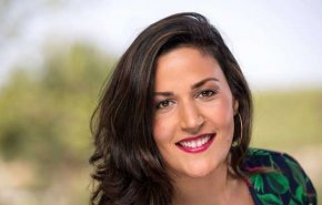 فنانة ’إسرائيلية’ تطلب الزواج من ولي العهد محمد بن سلمان