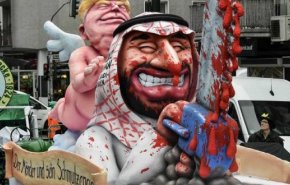 نمایش مجسمه تمسخر آمیز بن سلمان و ترامپ در خیابان‌های آلمان