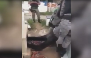 فيديو مؤثر لشاب لم يتمكن من حضور جنازة والده
