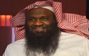 شاهد كيف يهاجم الكلباني الشباب السعودي ويشبههم بالنساء