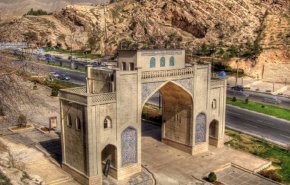 فیلمی وحشتناک از سیل در دروازه قرآن شیراز؛ واژگونی چند دستگاه خودرو