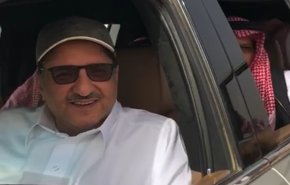شاهد ولي العهد السعودي المعزول يشرب حليب الإبل 
