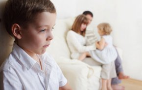 ما آثار تفضيل الآباء لأحد أطفالهم على أشقائه؟