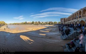 جسر خواجو على نهر زاينده رود في اصفهان