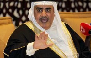 اعتراض هنرمند مشهور عراقی و فرزندش در برابر سفارت بحرین