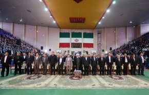 تجلیل روحانی از کارگران و مدیران واحدهای نمونه تولیدی و صنعتی کشور