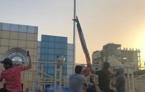 بالصورة.. محتجون ينزلون علم الكويت بسبب ’إساءة نساء البصرة’