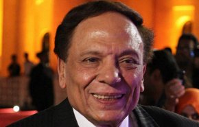 شاهد.. عادل إمام بلباس الحج..هذه رسالته لجمهوره بعد مرضه

