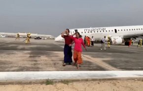 طائرة تهبط على عجلاتها الخلفية فقط ونجاة عشرات الركاب