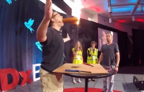 فيديو يحبس الأنفاس... رجل يشعل 100 شمعة داخل فمه!
