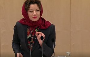 نماینده اتریشی در اعتراض به قانون منع حجاب، در صحن پارلمان حجاب سر کرد
