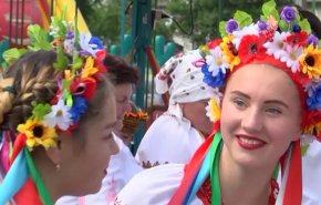 مهرجان للأعراس في أوكرانيا.. هذا ما يلبسه العروسان 