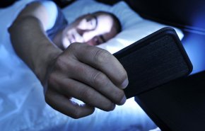 كيف  يتجسس هاتف 'آيفون' أثناء نومك؟
