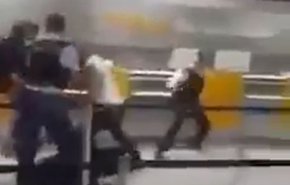 رفتار وحشیانه پلیس آمریکا با زن محجبه و واکنش همسرش