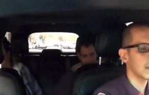 شاهد.. راكب يهاجم بوحشية سائق تاكسي من المقعد الخلفي
