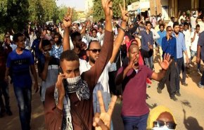 شعار سودانی‌ها بعد از نماز عید فطر؛ «شورای نظامی ساقط شود»