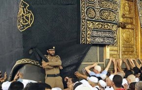 رفتار ناشایست مأمور سعودی با عمره‌گزار در جوار کعبه +فیلم