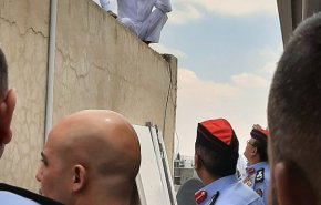 شاهد: محاولة إنتحار من فوق مبنى وزارة الأوقاف الأردنية!