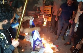 پایین کشیدن پرچم بحرین و بالا بردن پرچم فلسطین و آتش زدن پرچم اسرائیل در بغداد+عکس و فیلم