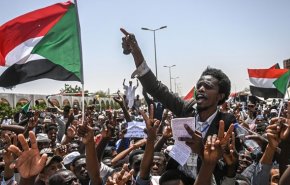 تظاهرات هزاران سودانی مقابل وزارت دفاع این کشور در خارطوم
