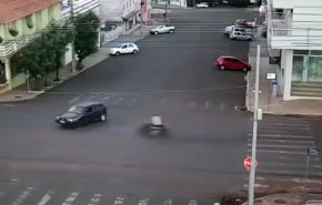 بالفيديو..  تباطؤ حركة سيارة يؤدي الى حادث مروع