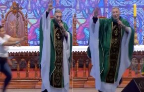 هجوم امرأة على قس يشعل مواقع التواصل الاجتماعي في العالم العربي + فيديو