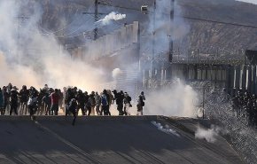 درگیری ماموران مرزی آمریکا با پناهجویان در مرز مکزیک