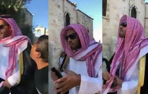 وبلاگ نویس سعودی با تُف و لعنت از مسجدالاقصی اخراج شد + فیلم