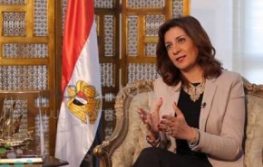 وزيرة مصرية ترد على اتهامها بتهديد مواطنيها المهاجرين

