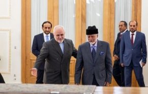 گفت‌وگوی ظریف و بن علوی درباره تحولات منطقه و تأکید بر تداوم رایزنی‌ها
