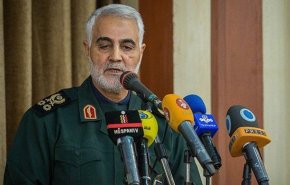 اللواء سليماني: قائد الثورة عبر بالبلاد من العواصف العاتية