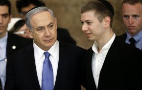 عکس دو نفره پسر نتانیاهو و وبلاگ نویس سعودی رانده شده از قدس