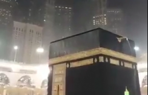 بالفيديو.. امطار غزيرة على الكعبة المشرفة