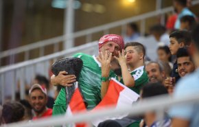 بالصور.. طفل يخطف الاضواء في مبارة العراق واليمن
