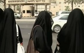 فيديو صادم لطفل سعودي يتوعد معلماته بسكين بيده 