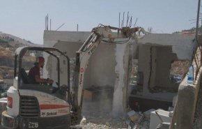 الاحتلال يجبر مواطنا فلسطينيا على هدم منزله