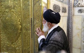 ویدئویی از غبارروبی مضجع مطهر حضرت امام رضا (ع)با حضور رهبر انقلاب