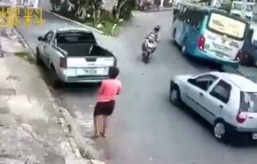 بالفيديو.. حادث تصادم مروع بين دراجة نارية وسيارة