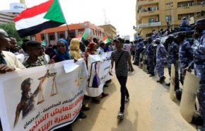 الآلاف يطالبون بمحاكمة المتهمين بقتل المحتجين بالسودان