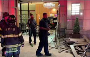 اصطدام سيارة بردهة برج ترامب بلازا في ضواحي نيويورك + فيديو