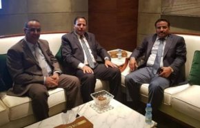 وفد حكومة هادي المستعفية يصل الى عمان