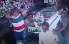 'احتفظي بهدوئك لا أريد مالك'.. لص يقبّل رأس عجوز أثناء السرقة 