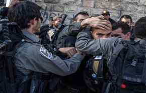 الاحتلال يبعد 4 مقدسيين عن القدس القديمة لمدة أسبوعين

