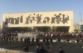 خيام ينصبها متظاهرون في ساحة التحرير وسط بغداد