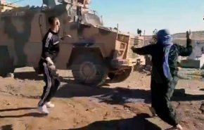 پرتاب کفش و سنگ به گشتی های ترکیه در الحسکه + فیلم
