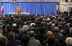 رهبر معظم انقلاب: برای نجات اقتصاد کشور نباید منتظر پایان تحریم‌ها بود