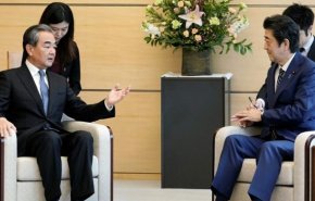وزیر خارجه چین بعد از دیدار با «آبه»: هنگ‌کنگ بخشی از چین باقی می‌ماند
