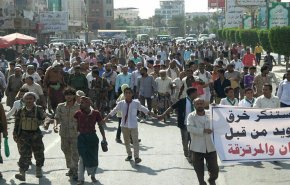 مسيرة جماهيرية حاشدة في الحديدة تندد بخروقات العدوان