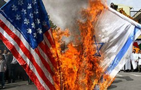 فیلم | تظاهرکنندگان عراقی پرچم های آمریکا و رژیم صهیونیستی را آتش زدند