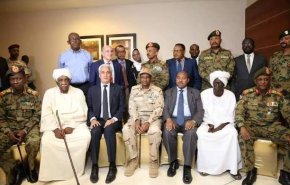 السلطات السودانية تقرر حلّ حزب البشير والأخير يدين القرار
